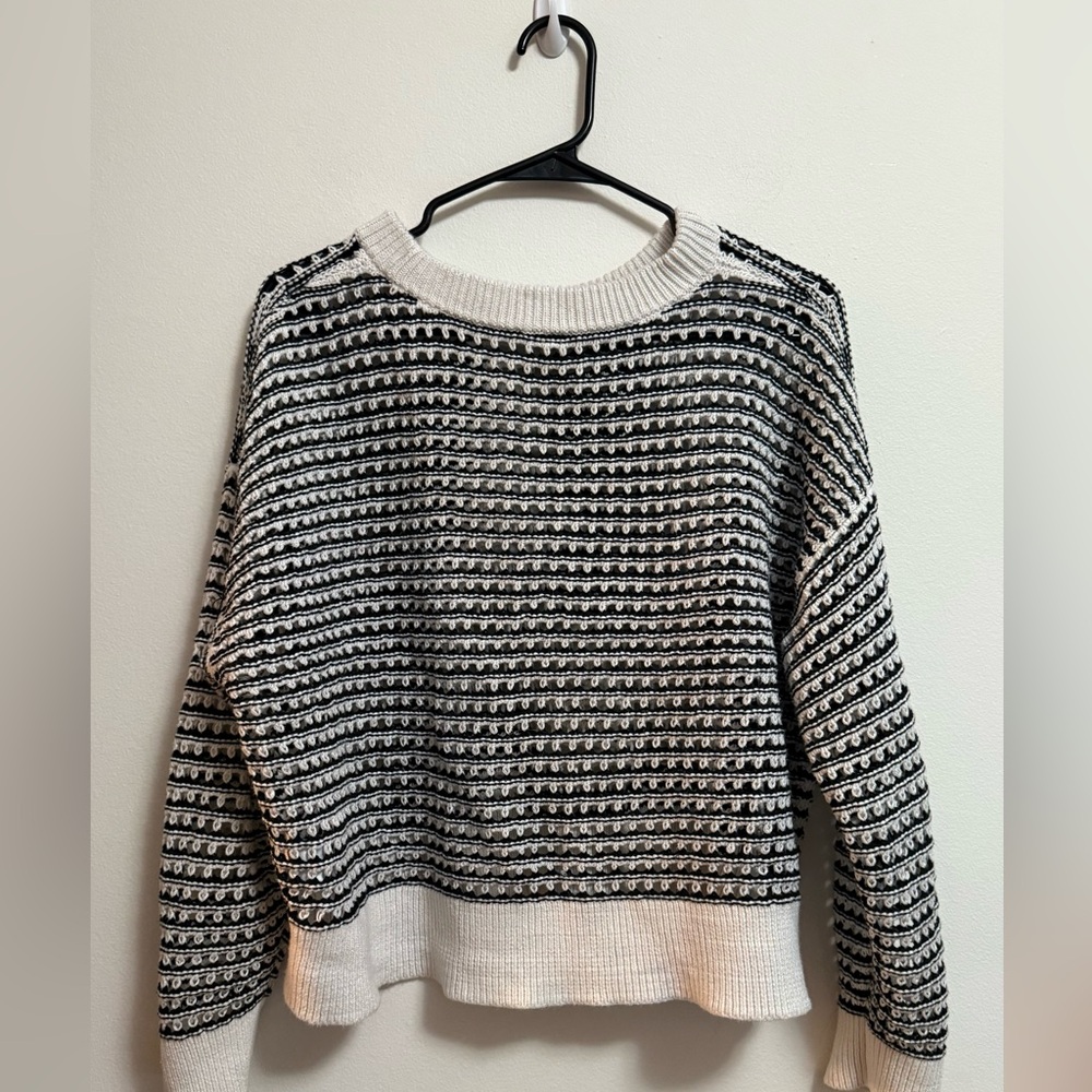 Old Navy Black and White Patterned Sweater‎